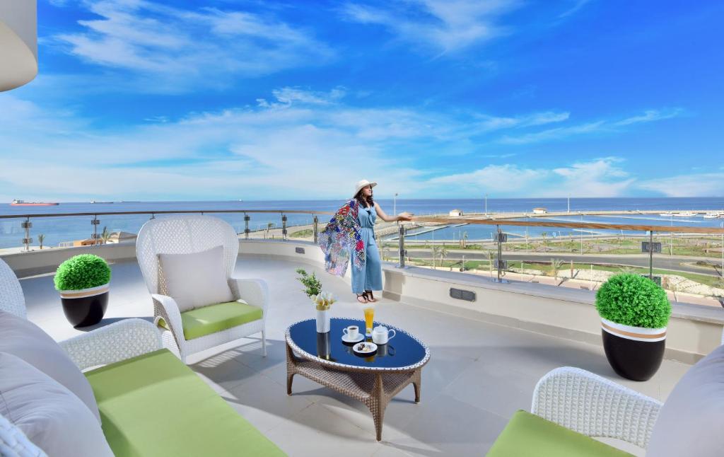 Сьюит (Только для граждан и резидентов Египта (люкс с видом на море)) отеля Tolip Resort El Galala Majestic, Айн-Сохна