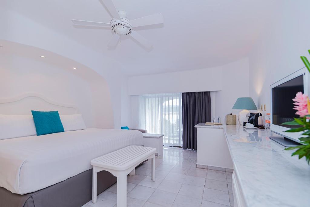 Двухместный (Клубный номер Brisas Beach с 1 кроватью размера «king-size») курортного отеля Las Hadas by Brisas, Мансанильо