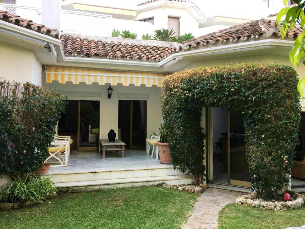 House with 3 bedrooms in Marbella with shared pool enclosed garden and WiFi 100 m from the beach, Марбелья