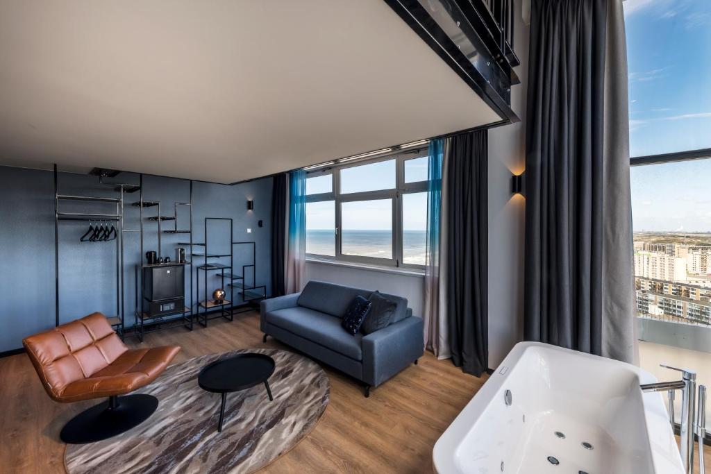 Апартаменты (Лофт с джакузи и боковым видом на море) отеля Palace Hotel Zandvoort, Зандфорт