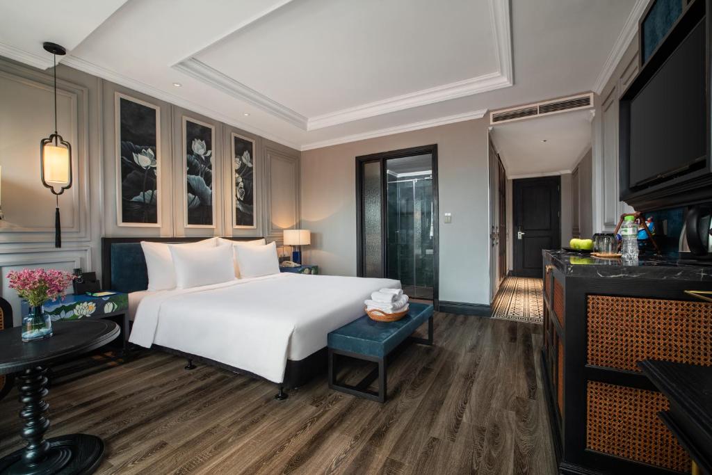 Сьюит (Номер Solarium с кроватью размера «king-size», балконом и видом на город) отеля Solaria Hanoi Hotel, Ханой