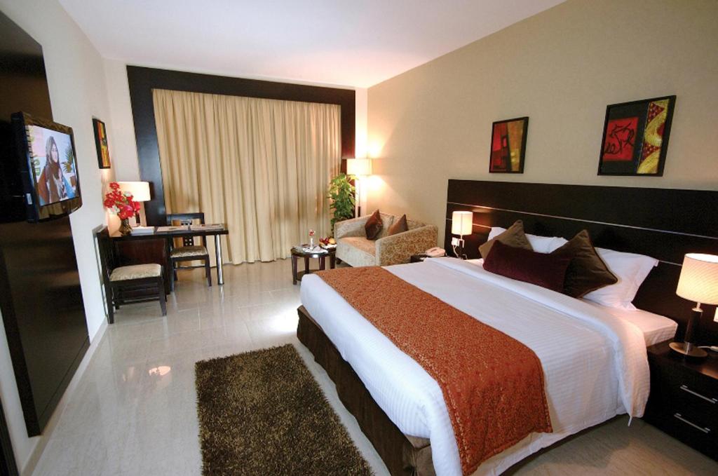 Двухместный (Улучшенный двухместный номер с 1 кроватью) отеля Landmark Riqqa Hotel, Дубай