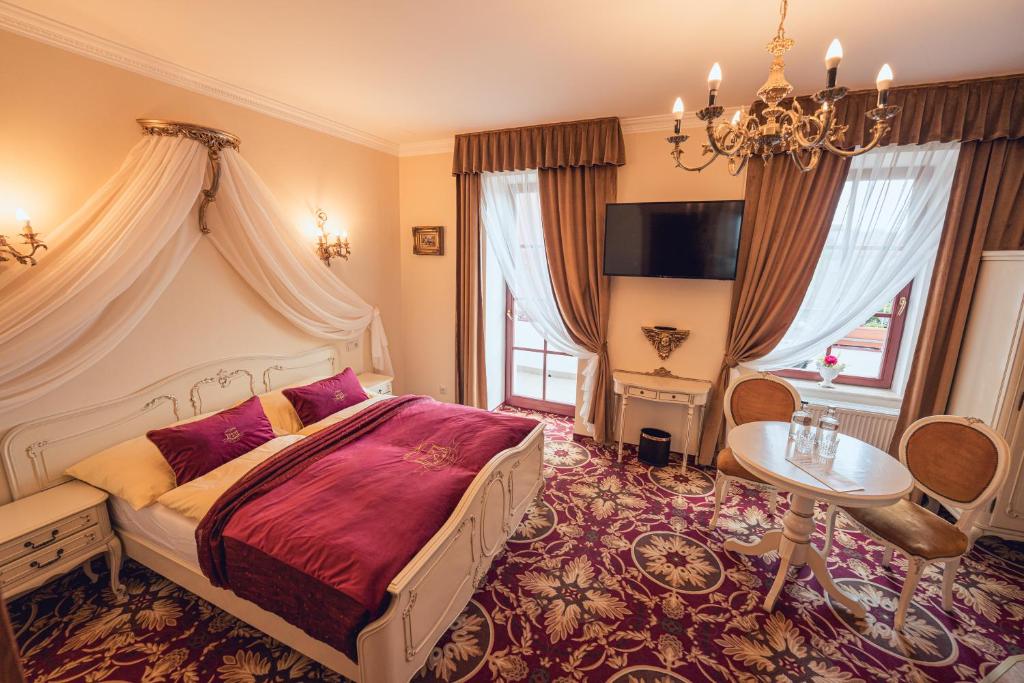 Двухместный (Улучшенный номер с кроватью размера «king-size») отеля Hotel Svatojánský Dvůr, Прага