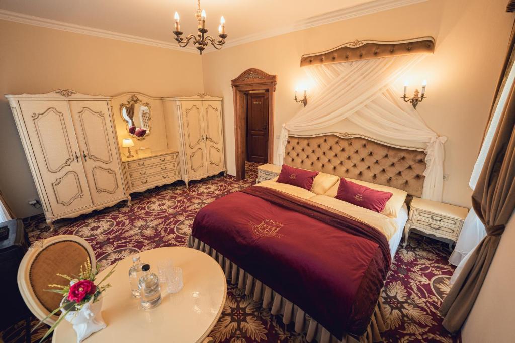Двухместный (Номер Делюкс с кроватью размера «king-size») отеля Hotel Svatojánský Dvůr, Прага