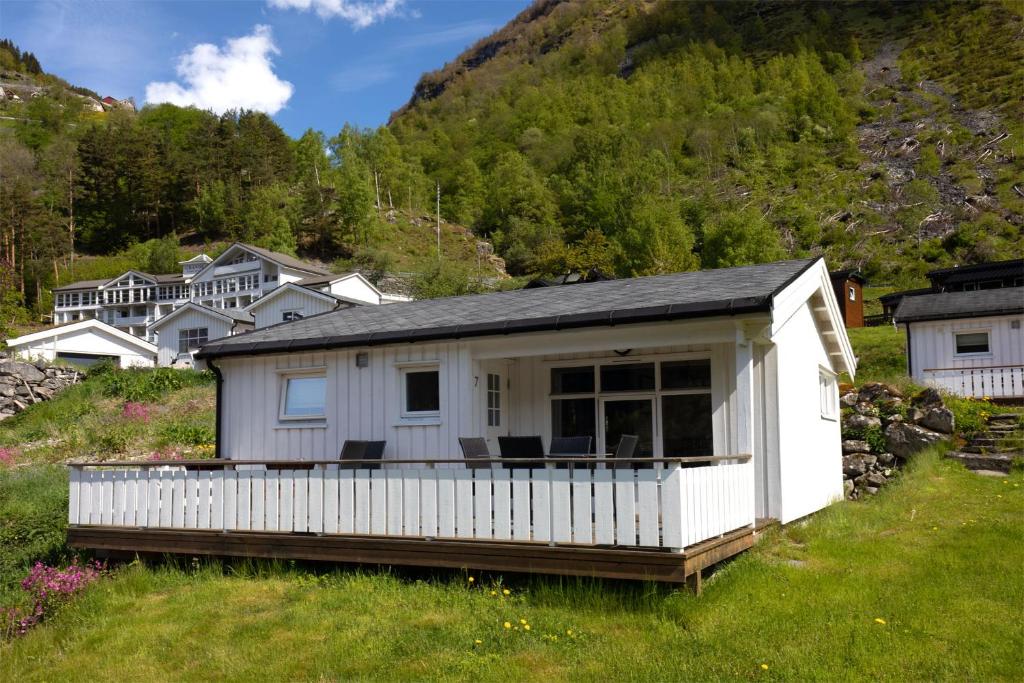 Номер (Superior Two Bedroom Cottage with linen) парк-отеля Geirangerfjorden Feriesenter, Гейрангер