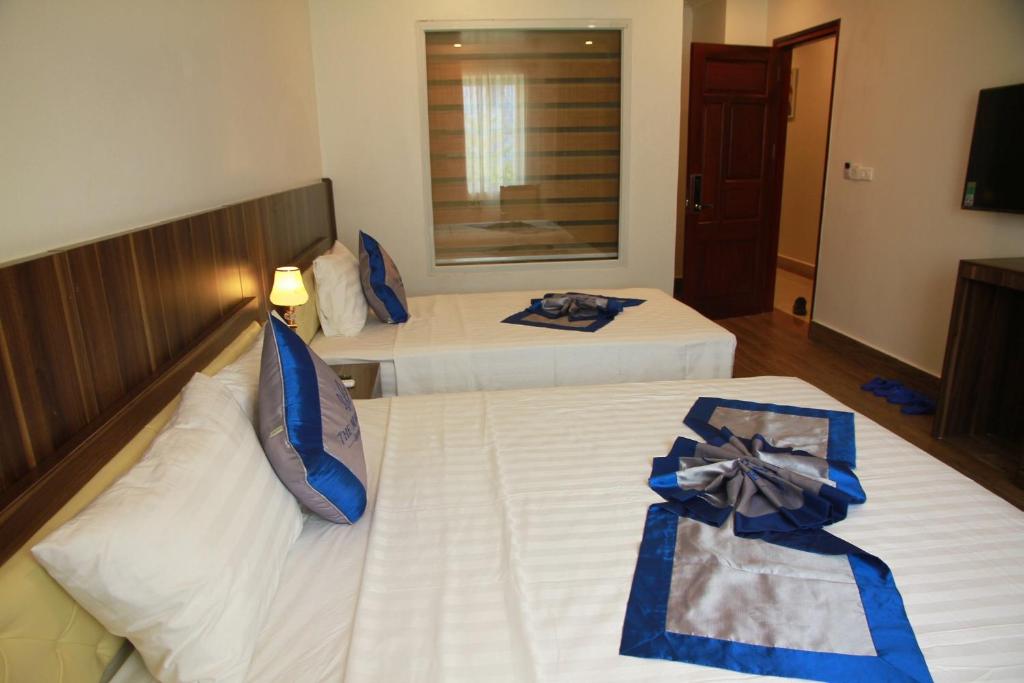 Четырехместный (Улучшенный номер с 2 кроватями размера «queen-size») отеля Khách sạn Hải Quân - The Marine Hotel, Халонг
