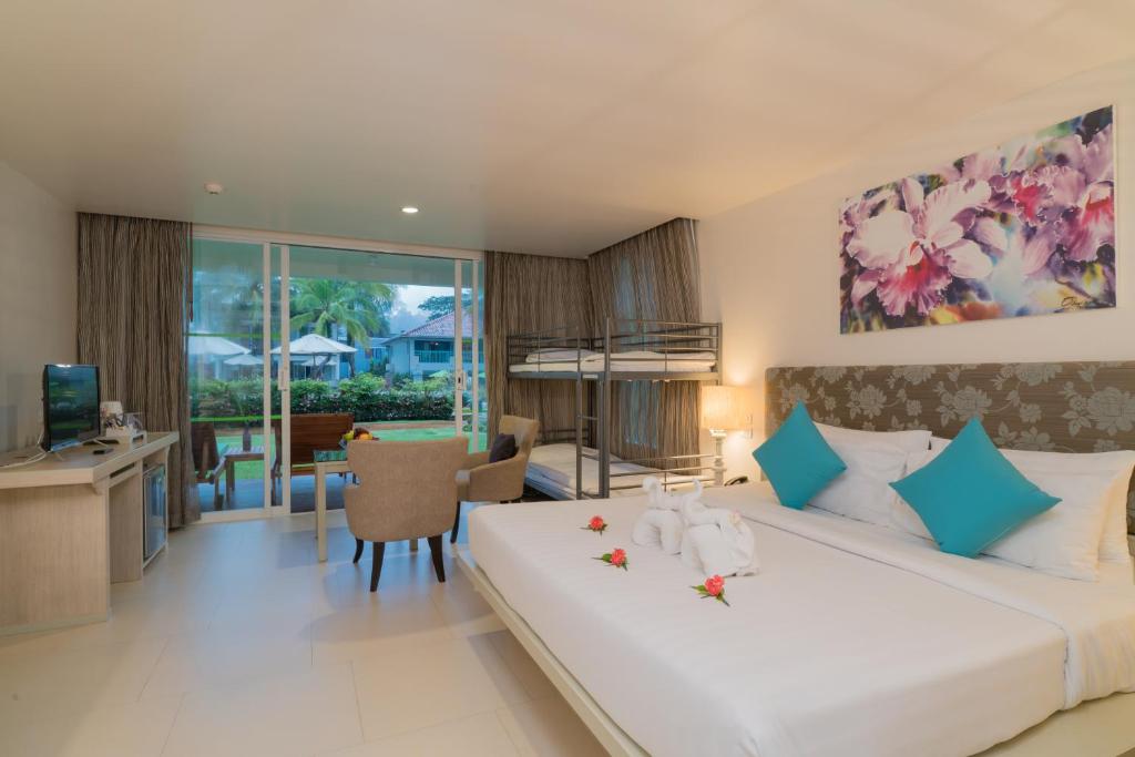 Семейный (Семейный номер Делюкс с видом на сад) курортного отеля The Briza Beach Resort, Khao Lak, Кхаулак