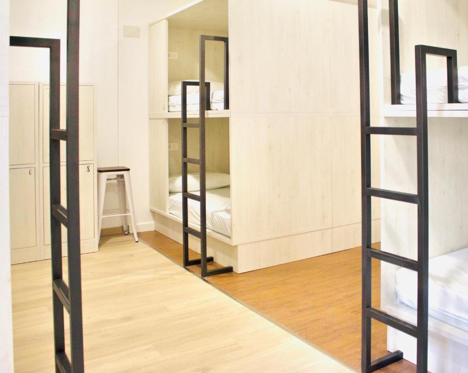 Номер (1 кровать в 14-местном общем номере для мужчин и женщин) хостела Hostel Palacio Jabalquinto By Quartier, Леон