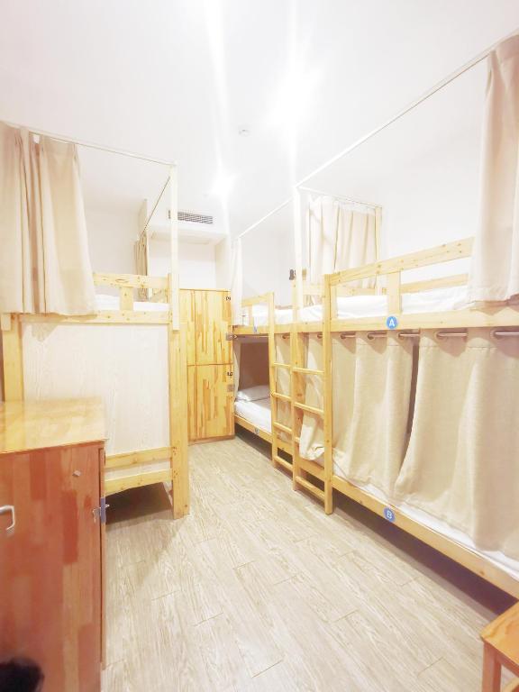 Номер (Односпальная кровать в 6-местном общем женском номере) хостела Shanghai Blue Mountain Bund Youth Hostel, Шанхай