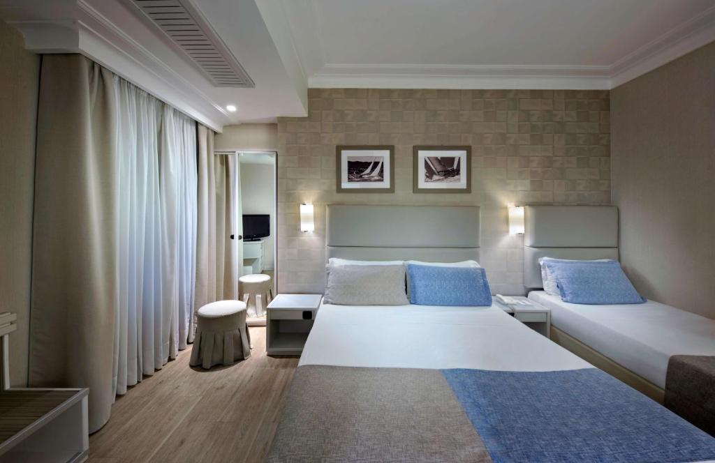Трехместный (Номер «Комфорт» с кроватью размера «queen-size» и дополнительной односпальной кроватью) отеля Best Western Hotel Paradiso, Неаполь