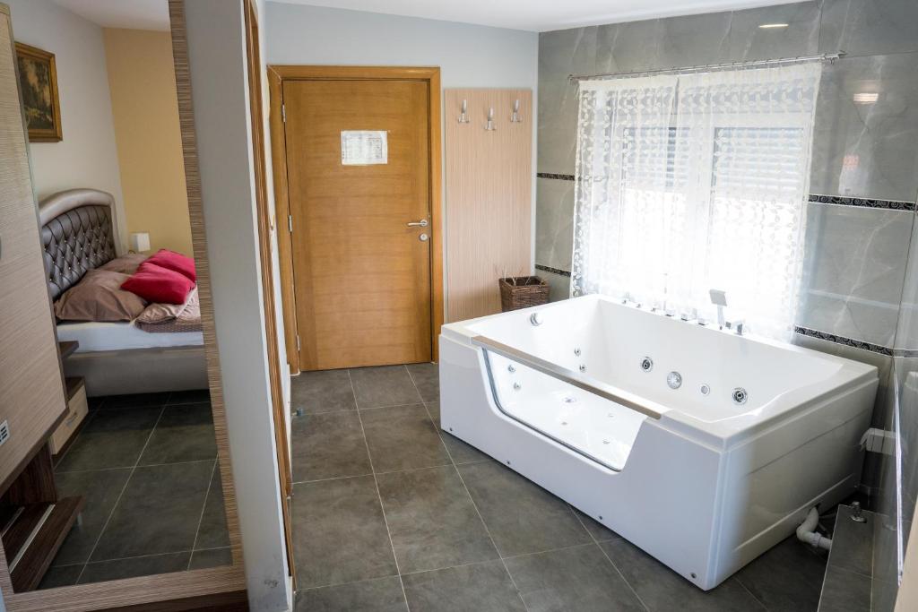 Двухместный (Двухместный номер с 1 кроватью и гидромассажной ванной) отеля Hotel Bella Nella, Лесковац