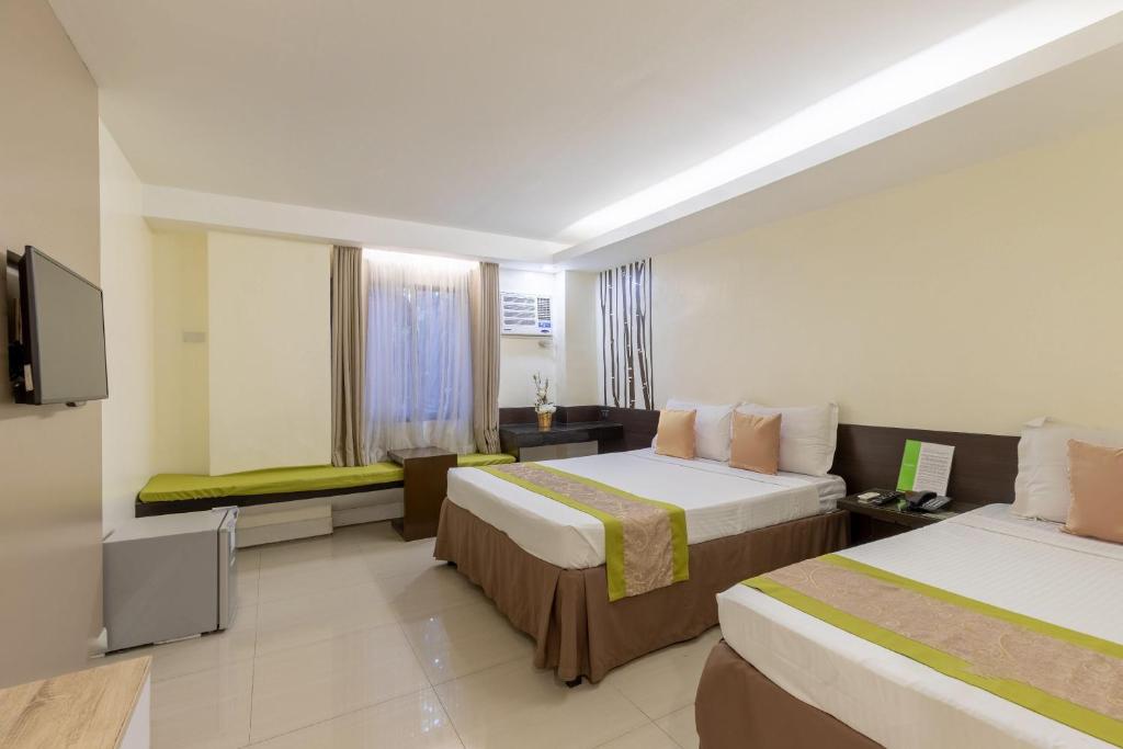 Трехместный (Трехместный номер) отеля ZEN Premium Selah Garden Pasay, Манила