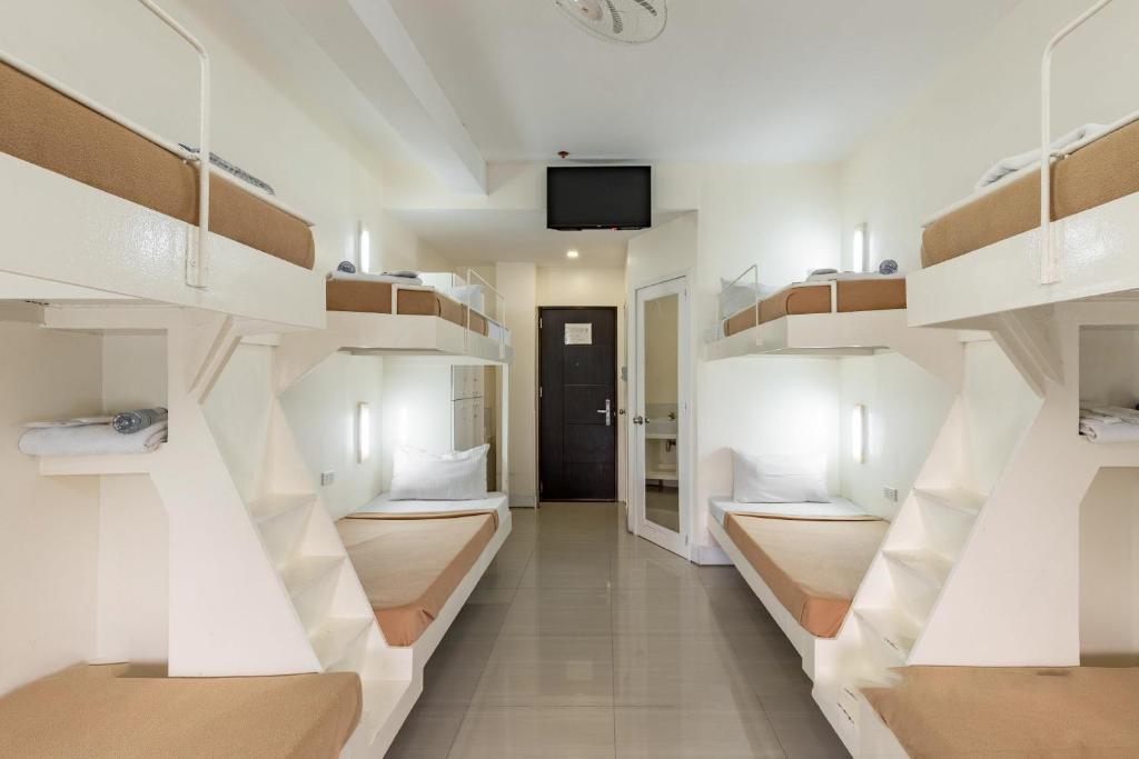 Номер (Friendship Room for 8), ZEN Premium Selah Garden Pasay