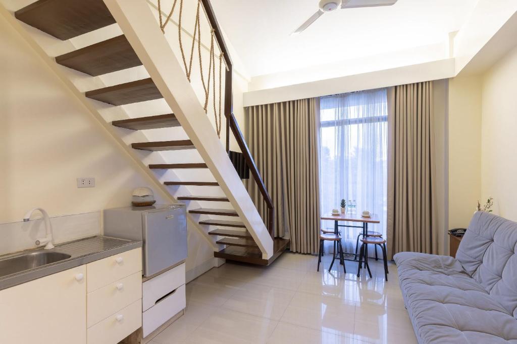 Апартаменты (Fantastic Loft) отеля ZEN Premium Selah Garden Pasay, Манила