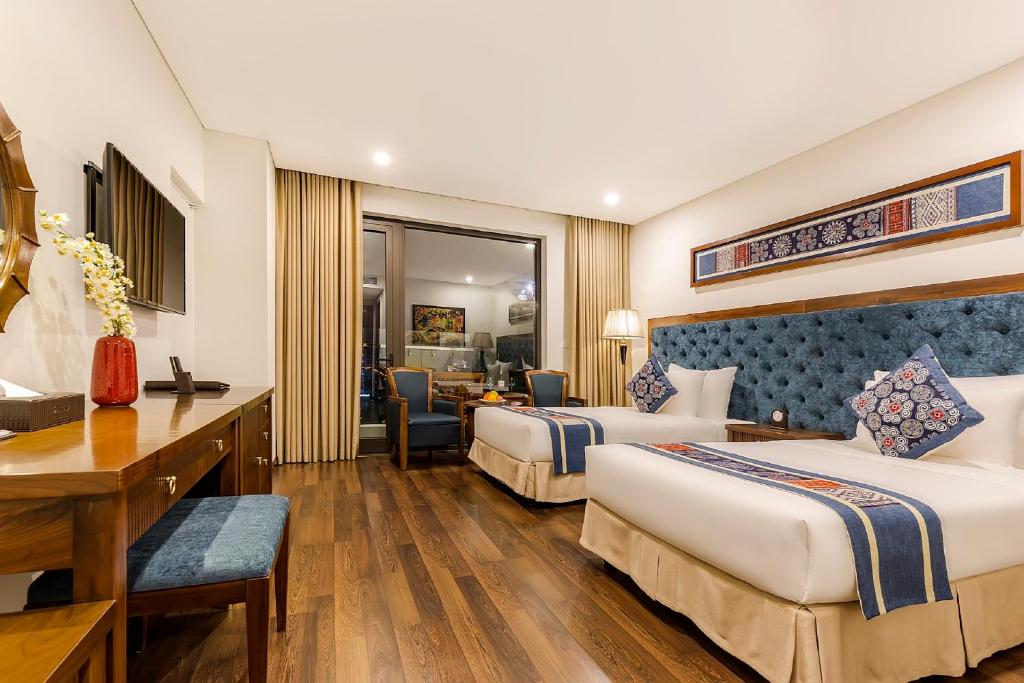 Двухместный (Улучшенный двухместный номер с 2 отдельными кроватями, балконом и видом на город) отеля Balcona Hotel Da Nang, Дананг