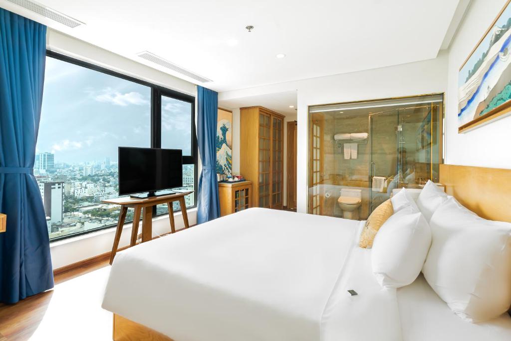 Двухместный (Улучшенный двухместный номер с 1 кроватью, вид на город) отеля Sala Danang Beach Hotel, Дананг