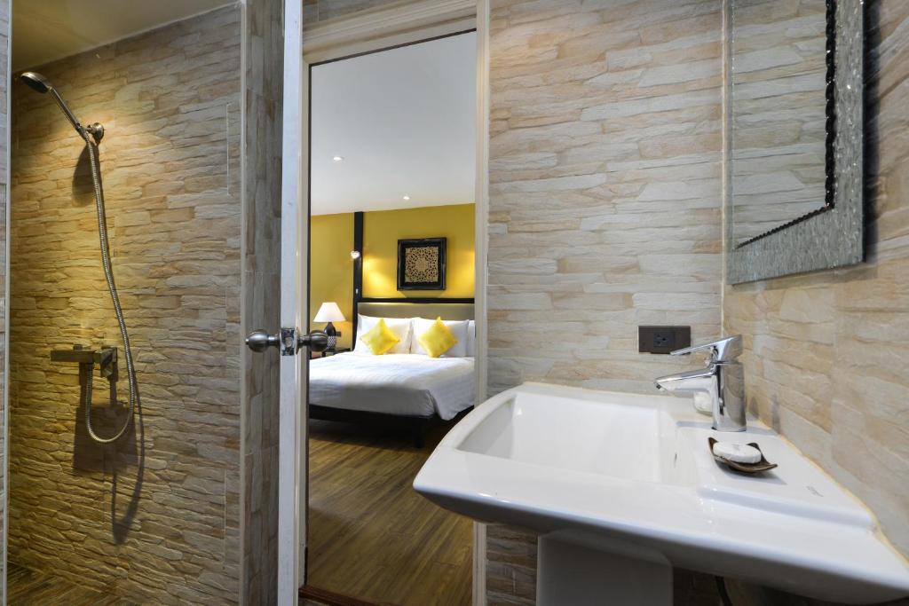 Двухместный (Улучшенный двухместный номер с 1 кроватью или 2 отдельными кроватями и видом на море) курортного отеля Andaman White Beach Resort, Пхукет