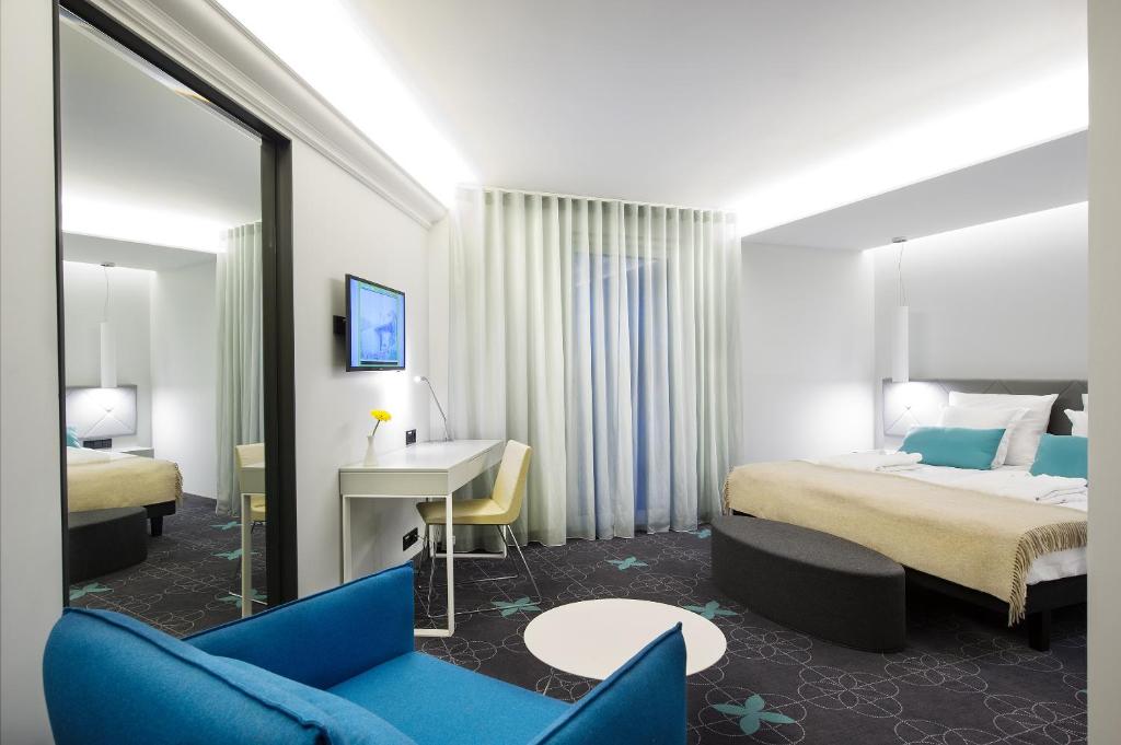 Двухместный (Улучшенный двухместный номер с 1 кроватью или 2 отдельными кроватями) отеля Hotel L'Ermitage, Таллин