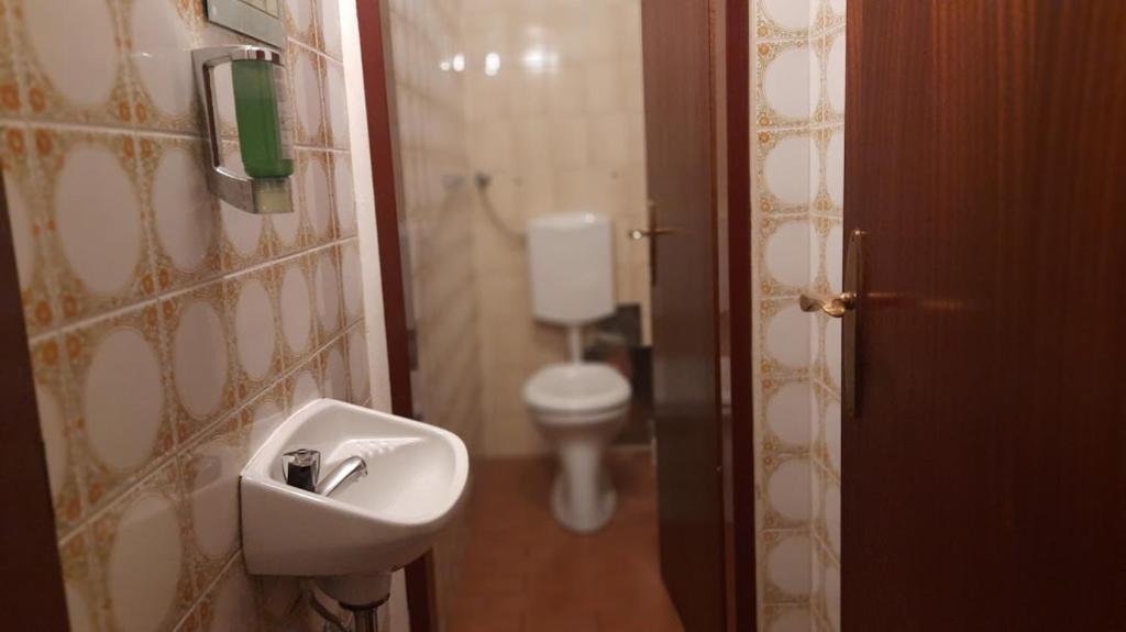 Двухместный (Небольшой двухместный номер с общим туалетом) отеля Pension Lerner, Вена