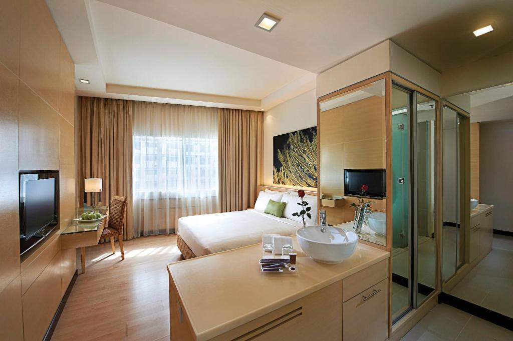 Двухместный (Улучшенный номер с кроватью размера «queen-size») отеля ANSA Hotel Kuala Lumpur, Куала-Лумпур
