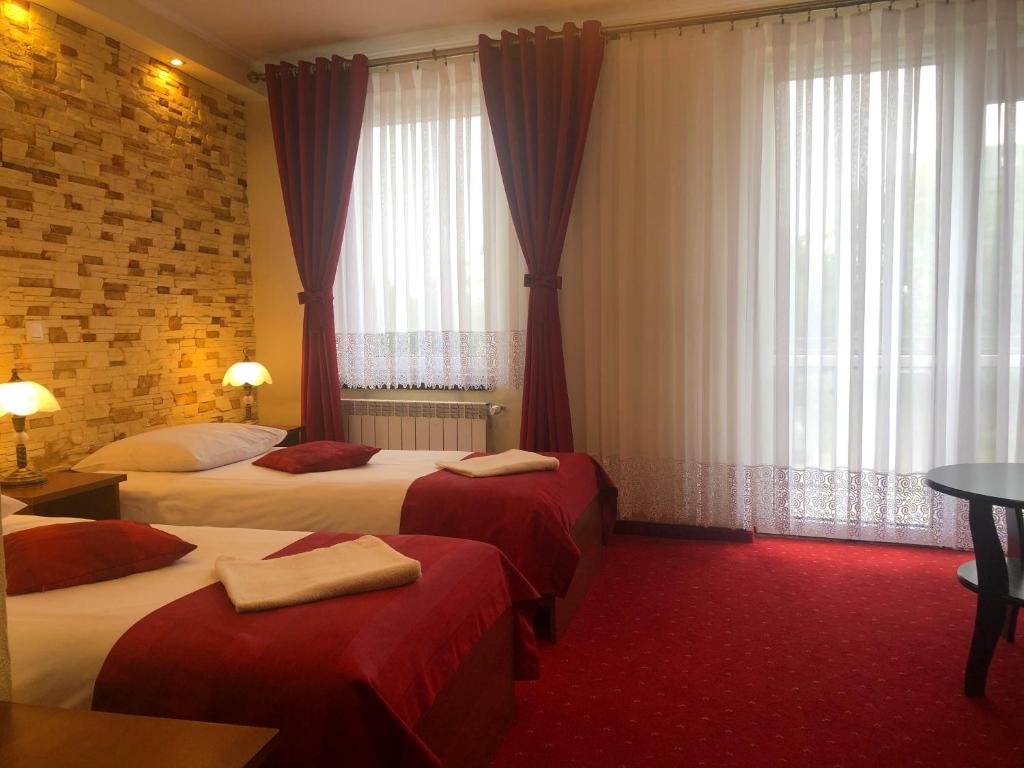 Четырехместный (Четырехместный номер с душем) отеля Hotel Sekwana, Ченстохова