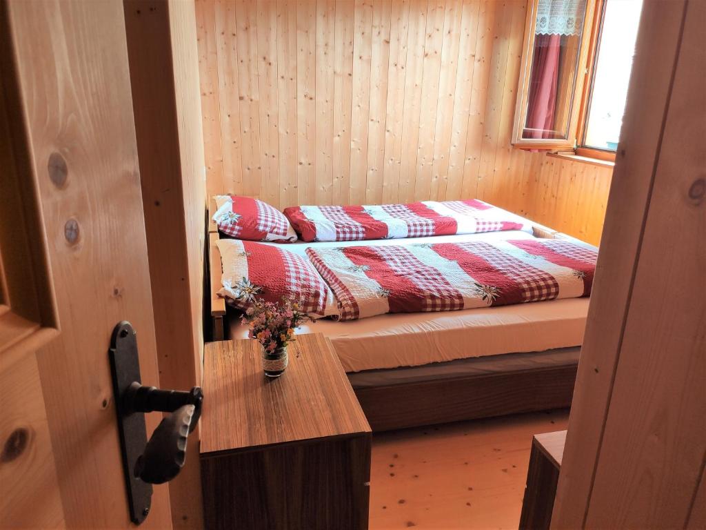 Двухместный (Двухместный номер с 1 кроватью или 2 отдельными кроватями, общая ванная комната) отеля Rifugio Alpe San Romerio, Поскьяво