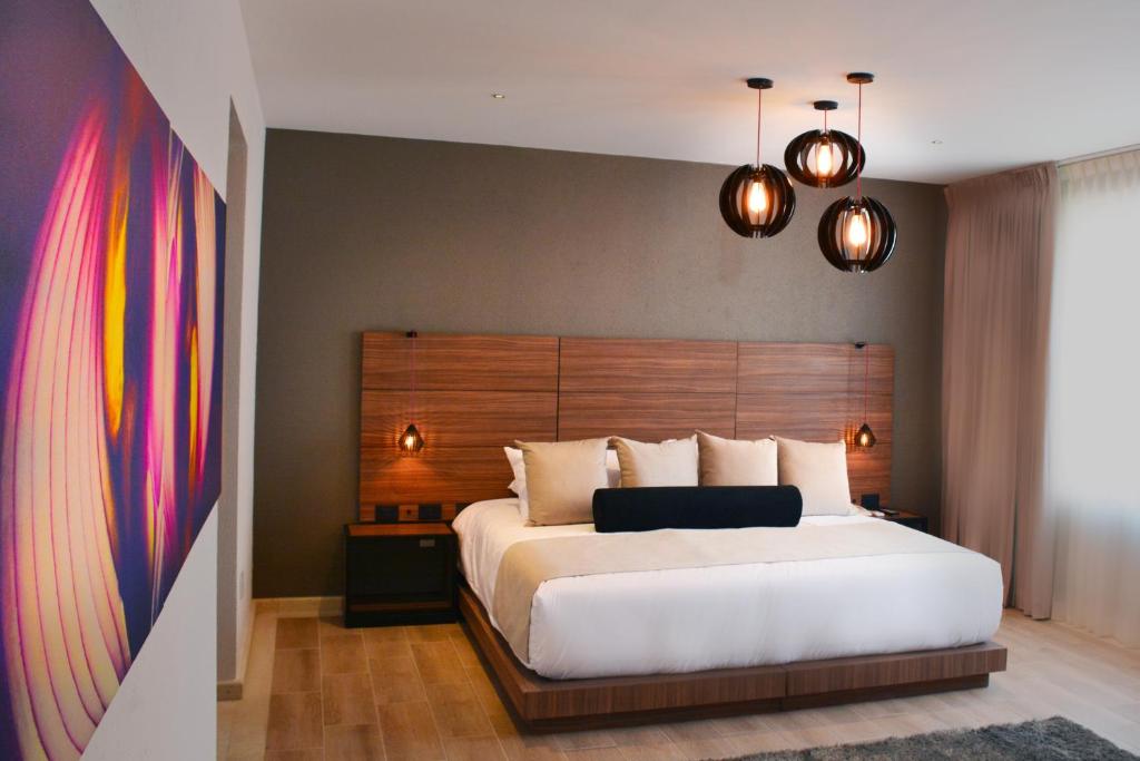 Двухместный (Улучшенный номер с 1 кроватью размера «king-size») отеля Hilo Rojo Hotel Boutique, Сан-Мигель-де-Альенде