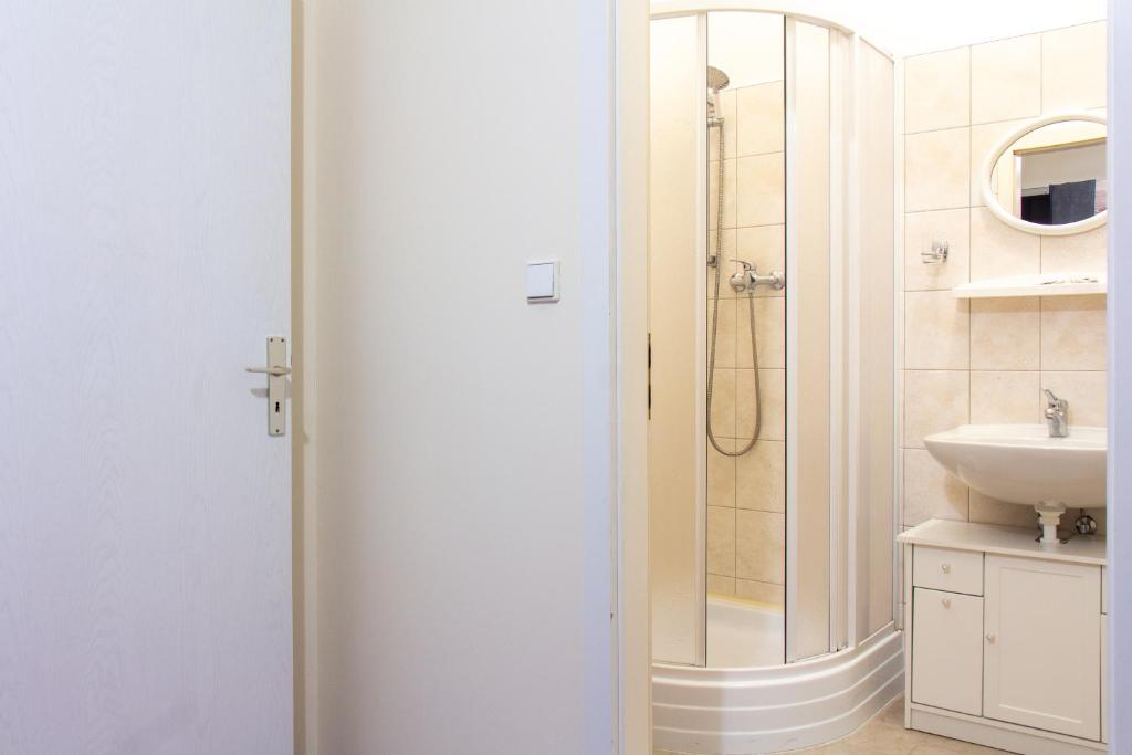 Двухместный (Двухместный номер с 1 кроватью или 2 отдельными кроватями и собственной ванной комнатой) гостевого дома Villa Anzio, Марианские Лазне