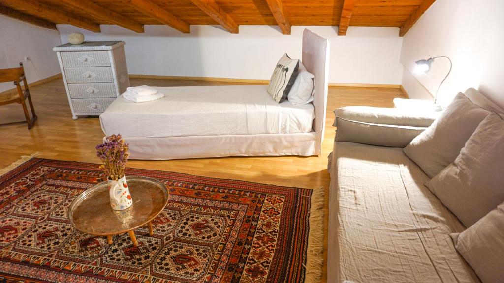 Вилла (Вилла с 4 спальнями), Athenian House in Plaka - 4 Bdrm Villa - 10 adults