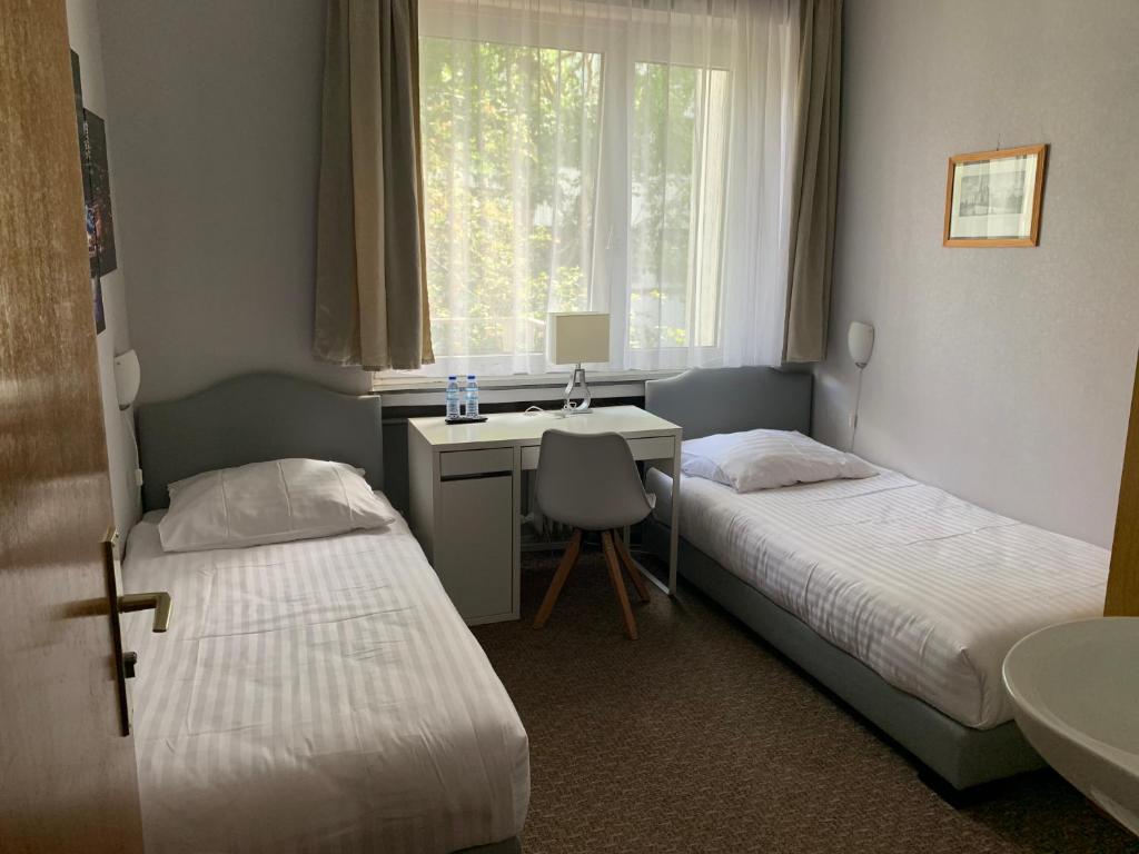 Двухместный (Двухместный номер с 1 кроватью или 2 односпальными кроватями и общей ванной комнатой) отеля Hotel Berg, Кельн