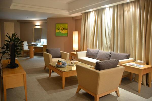 Двухместный (Номер с кроватью размера «king-size» и видом на горы) отеля Haiyue Jianguo Hotel, Вэйхай