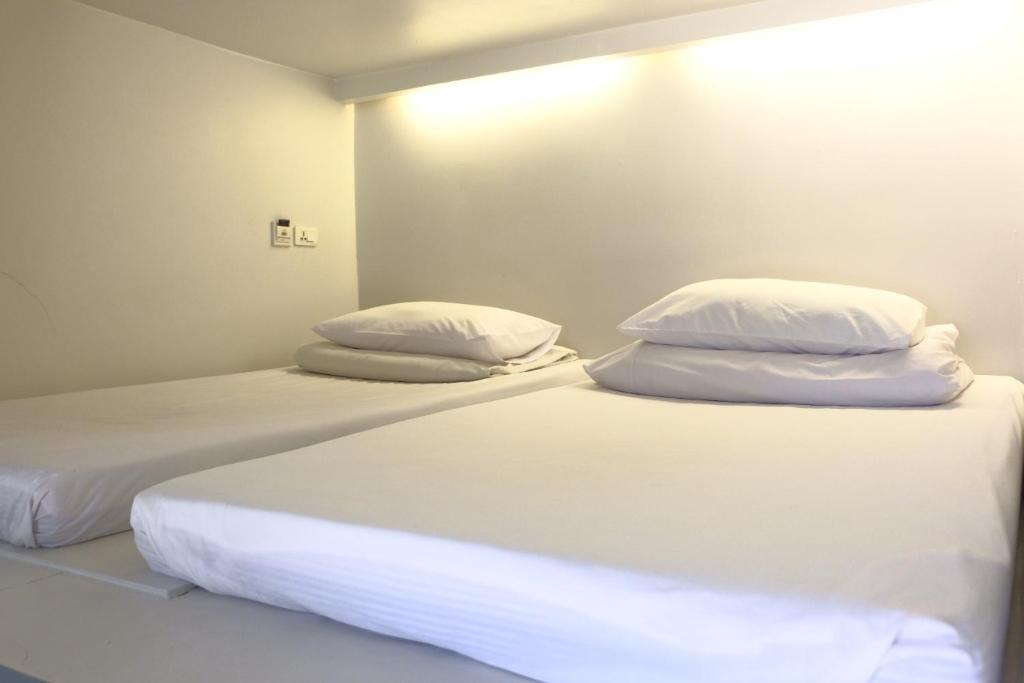 Номер (Спальное место на двухъярусной кровати в общем номере для женщин) хостела 3Howw Hostel @ Sukhumvit 21, Бангкок