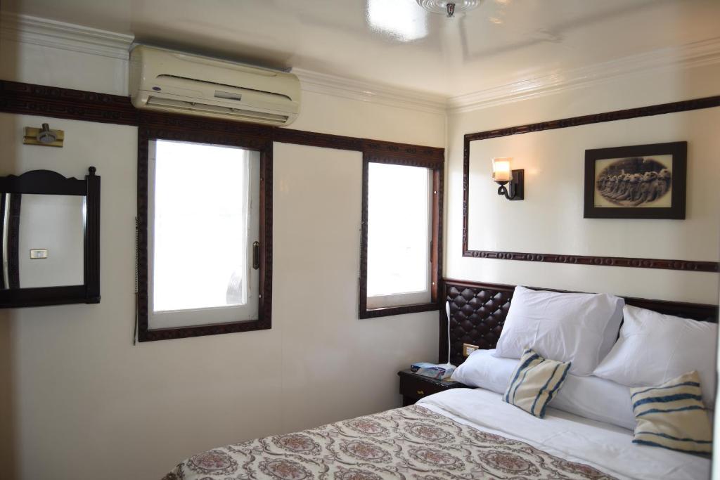 Двухместный (Стандартный номер с кроватью размера «king-size») отеля Dahabiya Princess Hanna Sailboat, Луксор