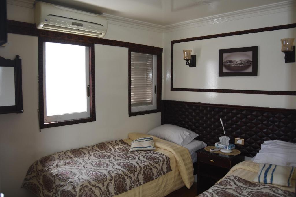 Двухместный (Двухместный номер Делюкс с 1 кроватью или 2 отдельными кроватями) отеля Dahabiya Princess Hanna Sailboat, Луксор