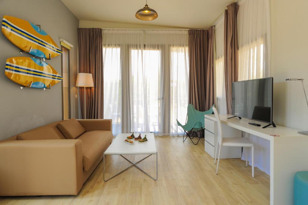 Номер (One-Bedroom Bungalow Suite with Terrace) отеля Sol House Taghazout Bay Surf, Тагазут