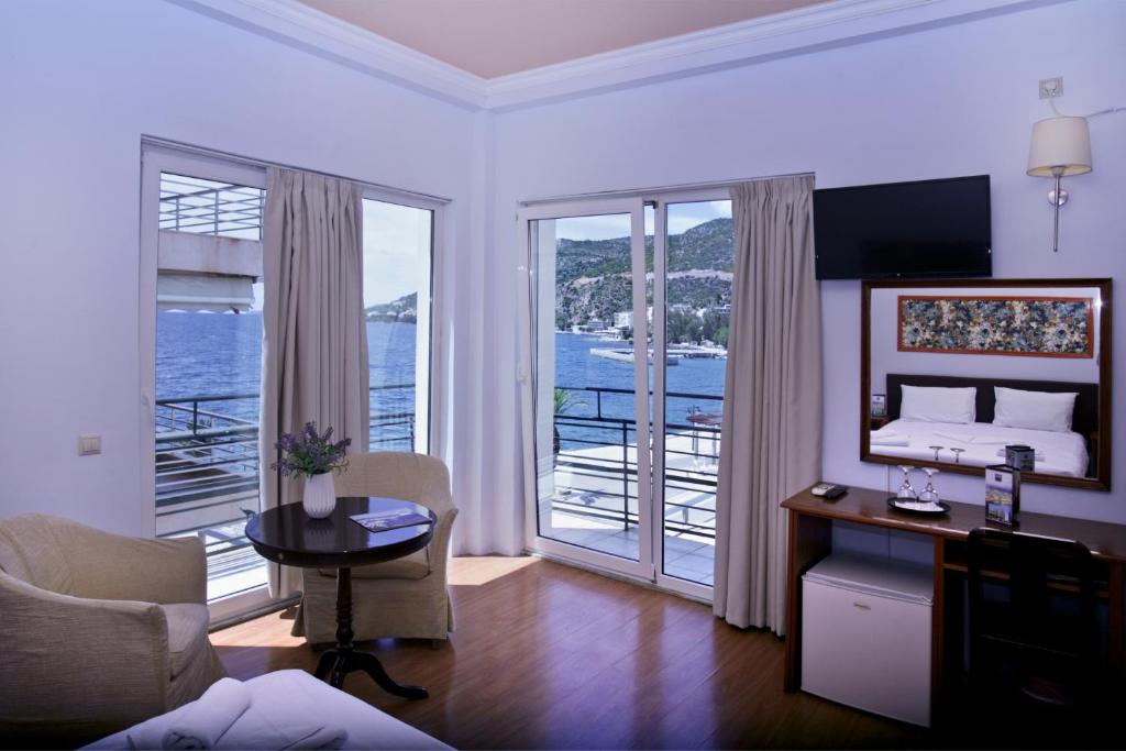 Двухместный (Двухместный номер Делюкс с 1 кроватью и балконом, вид на море) отеля Grand Hotel Loutraki, Лоутраки