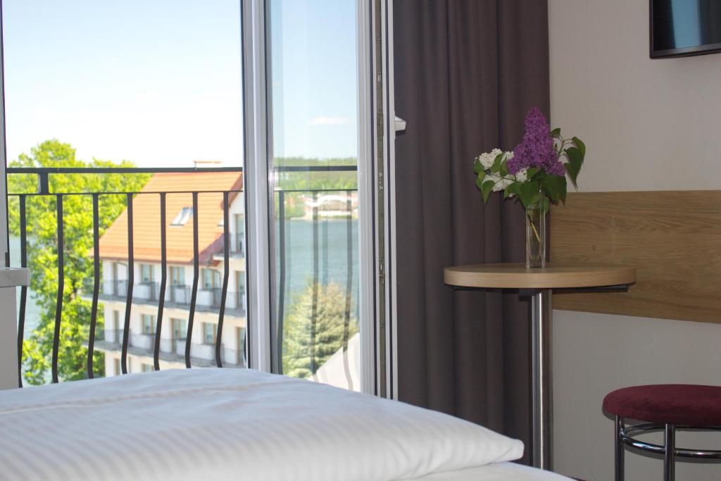 Двухместный (Двухместный номер с 1 кроватью или 2 отдельными кроватями и балконом, вид на озеро) отеля Hotel Huszcza, Мронгово