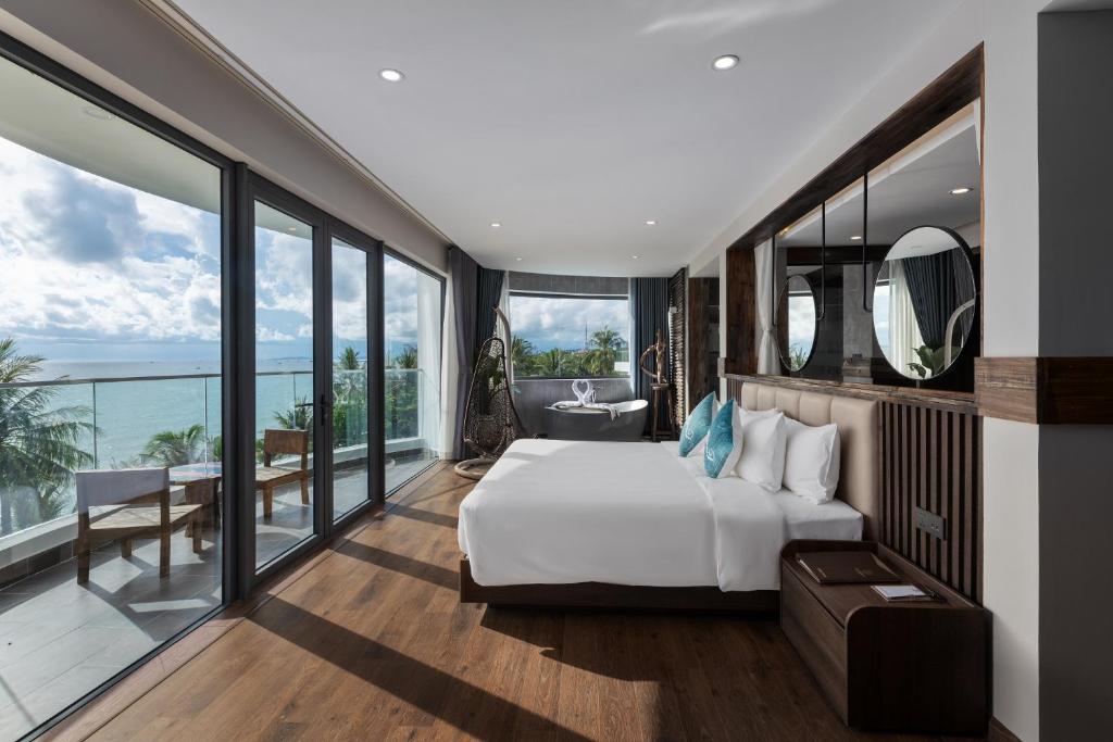 Сьюит (Люкс «Гранд», панорамный вид на океан) отеля Sunset Beach Resort and Spa, Дуонг-Донг