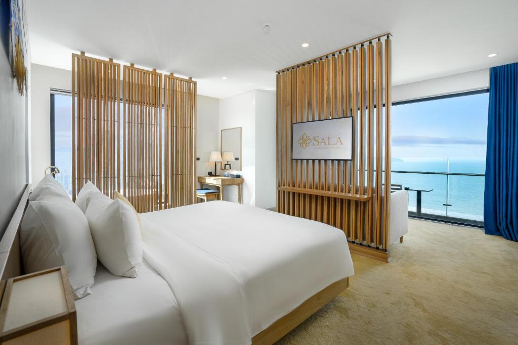 Сьюит (Президентский люкс с балконом и видом на море) отеля Sala Danang Beach Hotel, Дананг