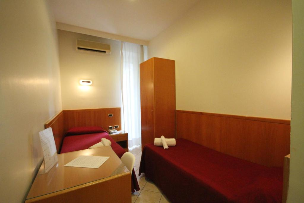Двухместный (Двухместный номер с 2 отдельными кроватями и общей ванной комнатой) отеля Hotel Zara Napoli, Неаполь
