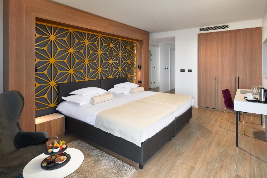 Двухместный (Улучшенный двухместный номер с 1 кроватью или 2 отдельными кроватями) отеля Amphora Hotel, Сплит