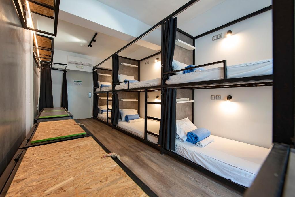 Номер (Кровать в общем 6-местном номере для мужчин и женщин) хостела Bedbox Hostel, Афины