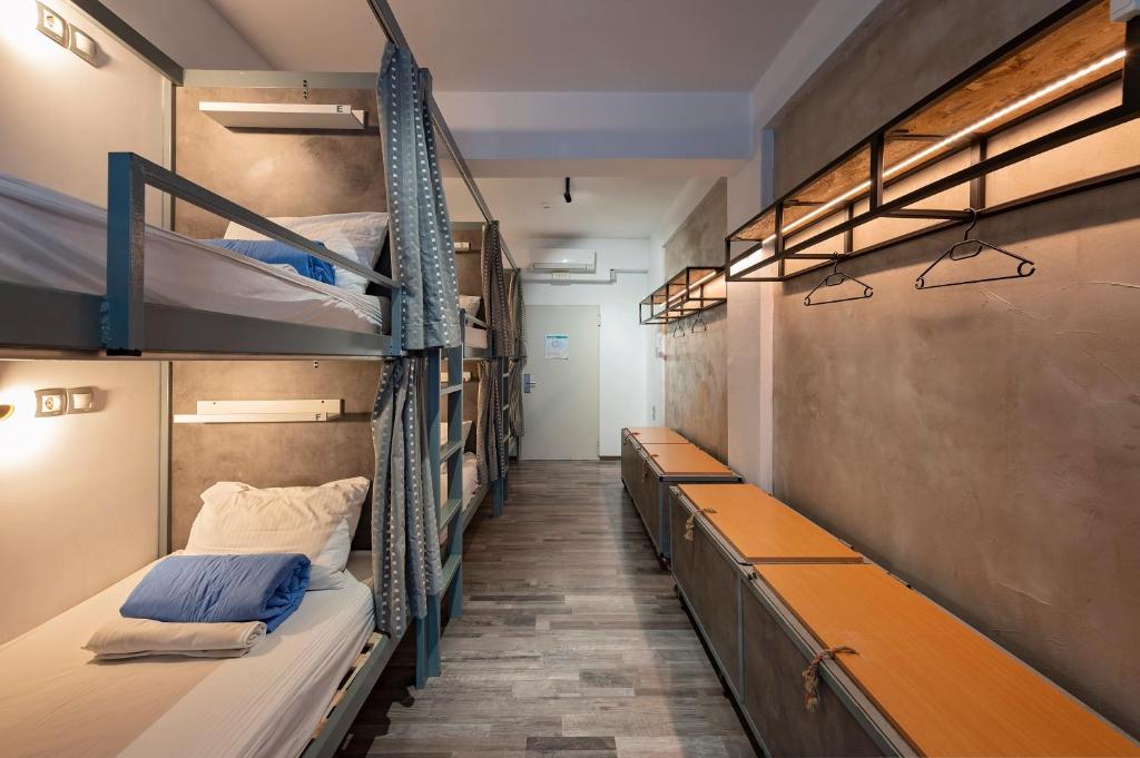 Номер (Кровать в общем 6-местном номере для женщин) хостела Bedbox Hostel, Афины
