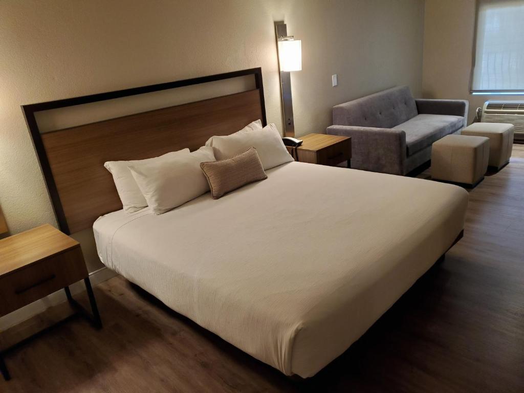 Сьюит (1 King Bed, Sofa Bed, Deluxe Room, Non-Smoking) отеля Wyndham Garden San Diego, Сан-Диего