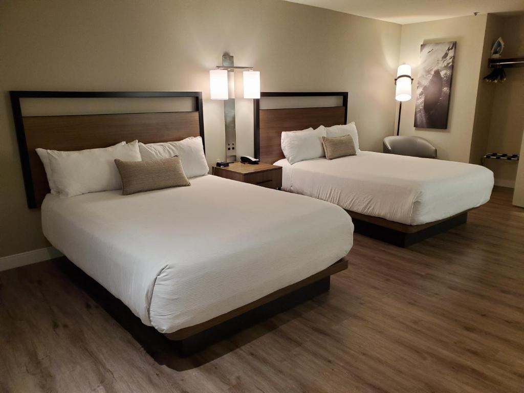 Четырехместный (Номер с 2 кроватями размера «queen-size» – Для некурящих) отеля Wyndham Garden San Diego, Сан-Диего