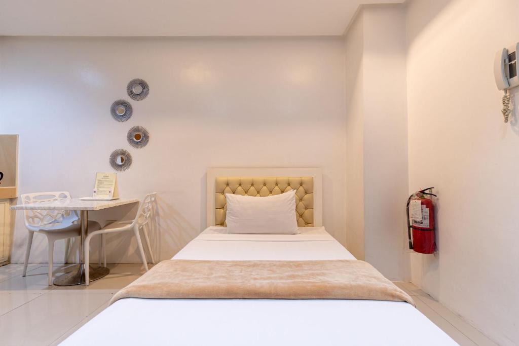 Двухместный (Улучшенный двухместный номер с 1 кроватью) отеля Baymont Suites & Residences, Манила