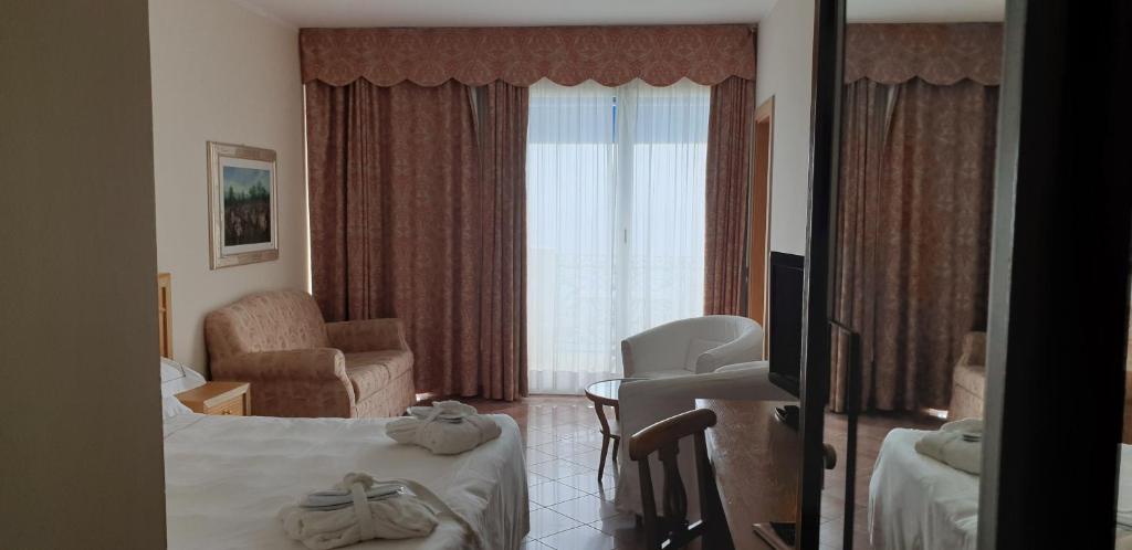 Сьюит (Полулюкс) отеля Grand Hotel Mediterranee, Алассио