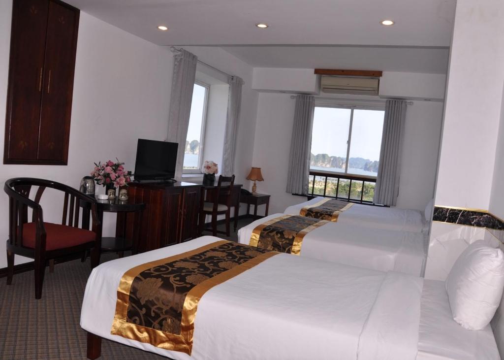 Четырехместный (Четырехместный номер с видом на море) отеля Hạ Long Hiddencharm, Халонг