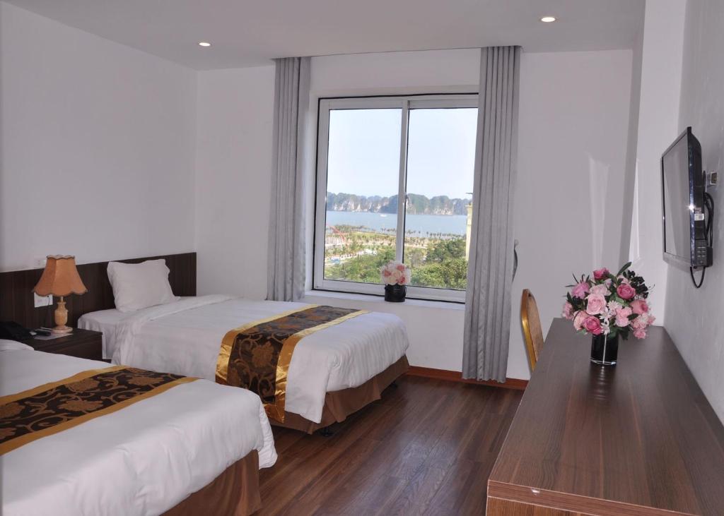 Двухместный (Двухместный номер с 2 отдельными кроватями и видом на море) отеля Hạ Long Hiddencharm, Халонг
