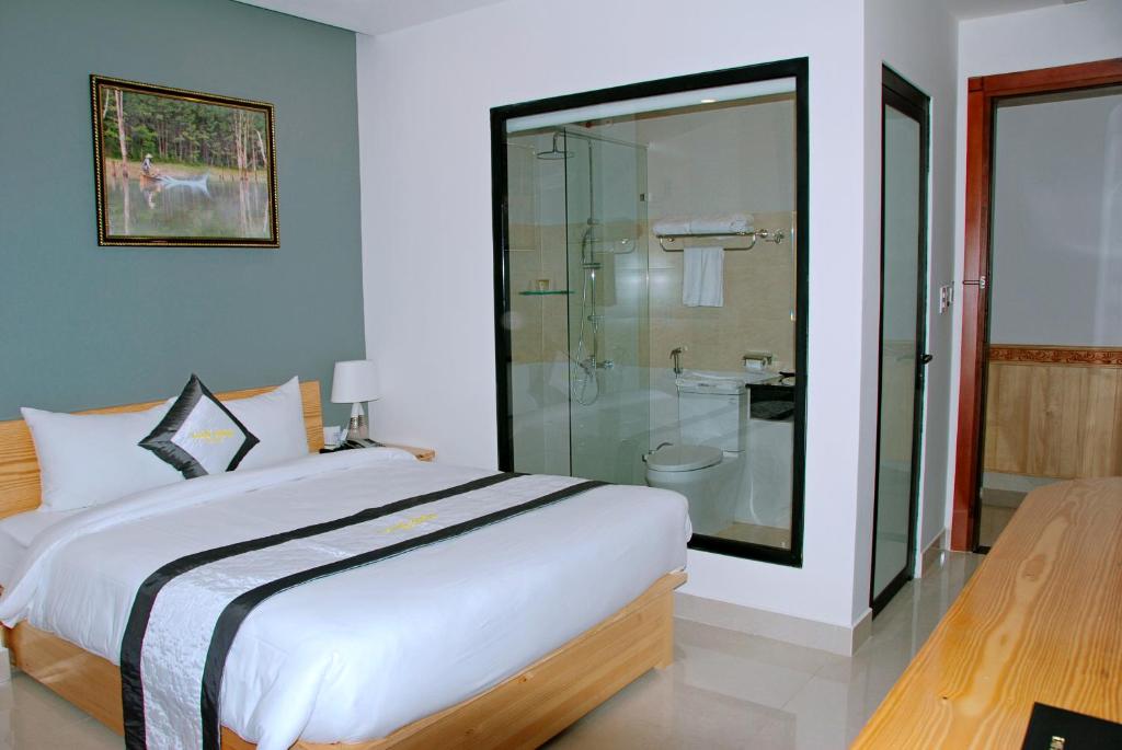 Двухместный (Улучшенный двухместный номер с 1 кроватью) отеля Lan Anh Hotel, Далат